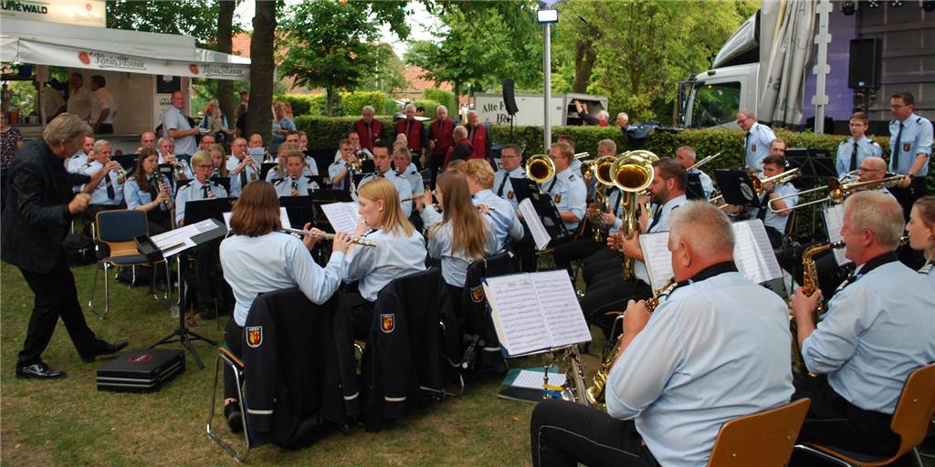 Video und viele Fotos: Toller Sommernachtsball des Musikvereins Heek Dirigent Ben Cruiming stimmt mit dem großen Orchester des Musikvereins auf einen langen musikalischen Abend ein.