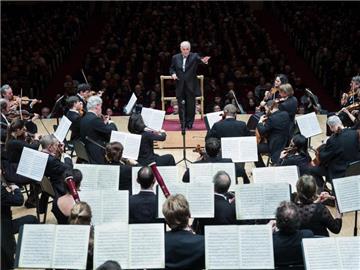 Dirigent Daniel Barenboim (m.) und die Staatskapelle Berlin 2017 bei einem Konzert in der Carnegie Hall in New York. Foto: Benjamin Petit