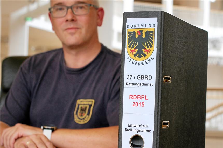 Rettungsdienst wirft Stadt Kungelei mit Rotem Kreuz vor Dirk Aschenbrenner mit dem Rettungsdienstbedarfsplan für Dortmund: „Als Herzblut-Retter und Feuerwehrmann fügt mir das Schmerzen zu.“ Er meint die Arbeit privater Anbieter.