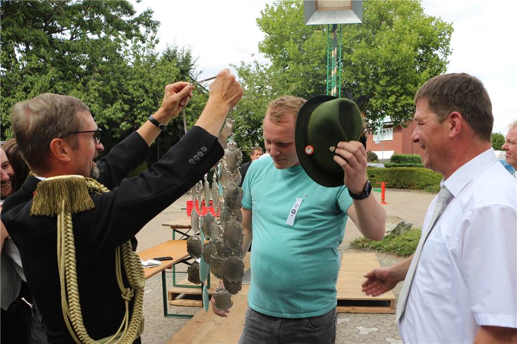 Video und viele Fotos: Christian Nagel regiert die Vitus-Schützen mit Bianca Hövel Dirk Assing (r.) ließ die Königskette über Oberst Franz-Josef Niestegge (l.) an seinen Nachfolger weiterreichen.