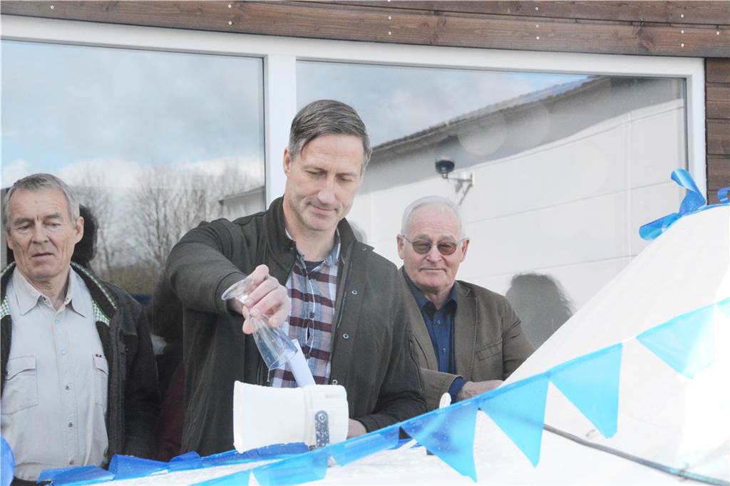 Dorstens Ruderer gingen auf Zeitreise Dirk Balster taufte das neue Motorboot des RV Dorsten auf seinen Spitznamen "Mutze".
