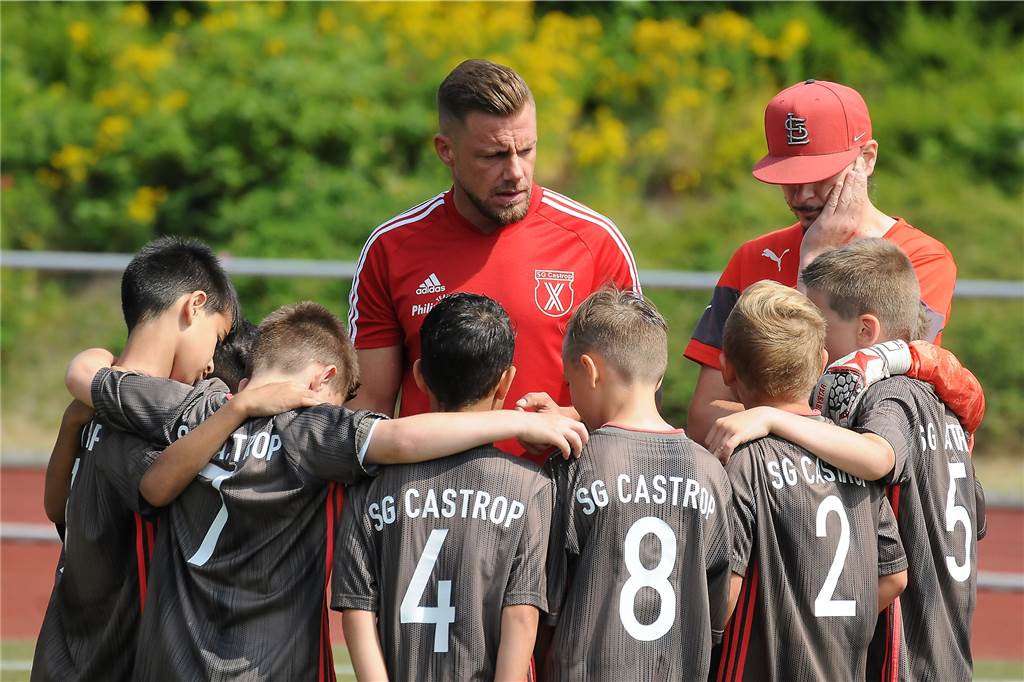 Urteil zum DFB-Jugendfußball-Masterplan: Trainer können sich nicht vierteilen Dirk Bedürftig (Mitte) ist D-Junioren-Trainer bei der SG Castrop und im Jugend-Vorstand tätig.