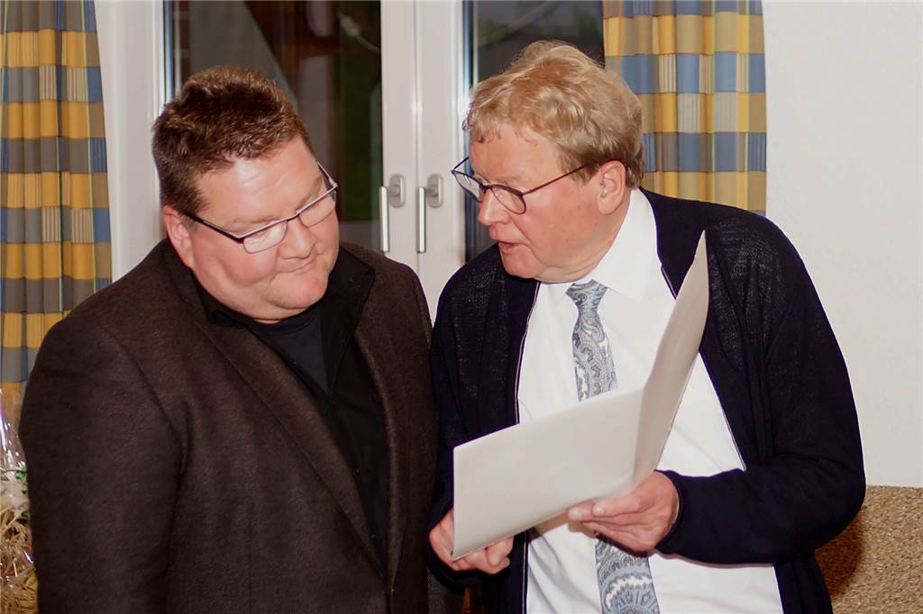 Dirk Berkemeyer (l.) erhielt schon den Ehrenamtspreis durch den ehemaligen FLVW-Präsidenten Hermann Korfmacher überreicht.