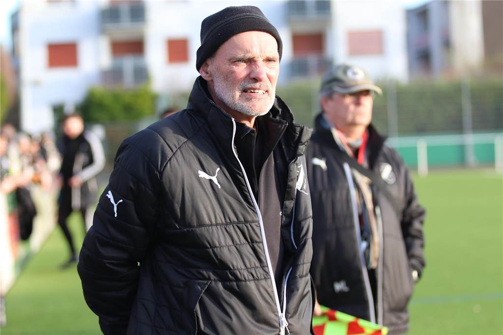 Abstiegsknaller zwischen SV Langschede und PSV Bork steht an Der Trainer Dirk Bläsing steht an der Seitenlinie und coacht den SV Langschede.