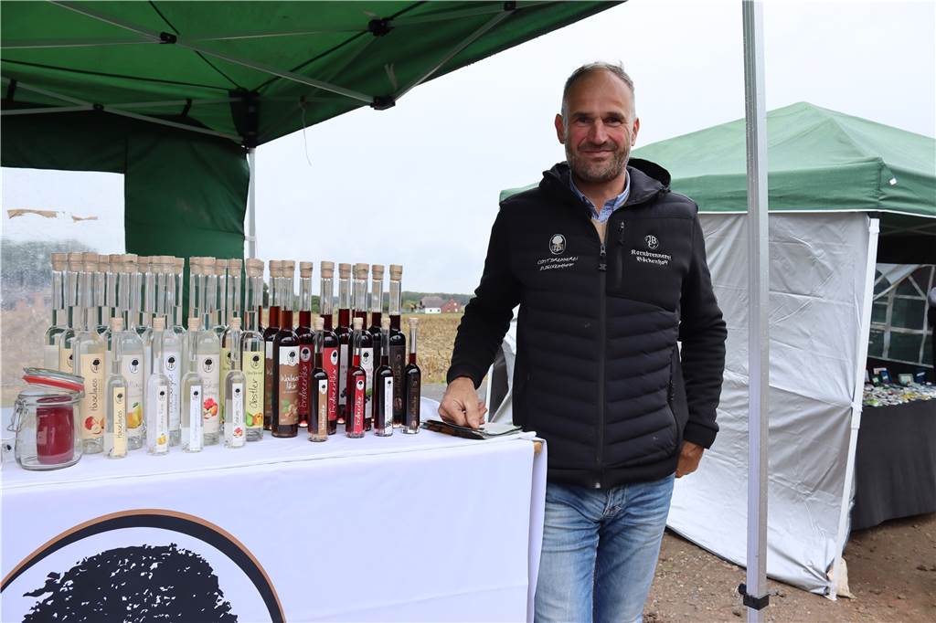 Dirk Böckenhoff von der Obstbrennerei Böckenhoff ist regelmäßig beim Schermbecker Bauernmarkt dabei und bot auch in diesem Jahr seine Spirituosen an.