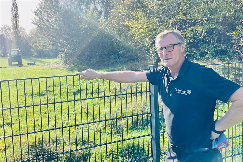 Dirk Bresser ist Hausmeister im Hotel und Restaurant Lennhof. Das neue Baugebiet wird bis an den Zaun des Romantik-Hotels reichen.