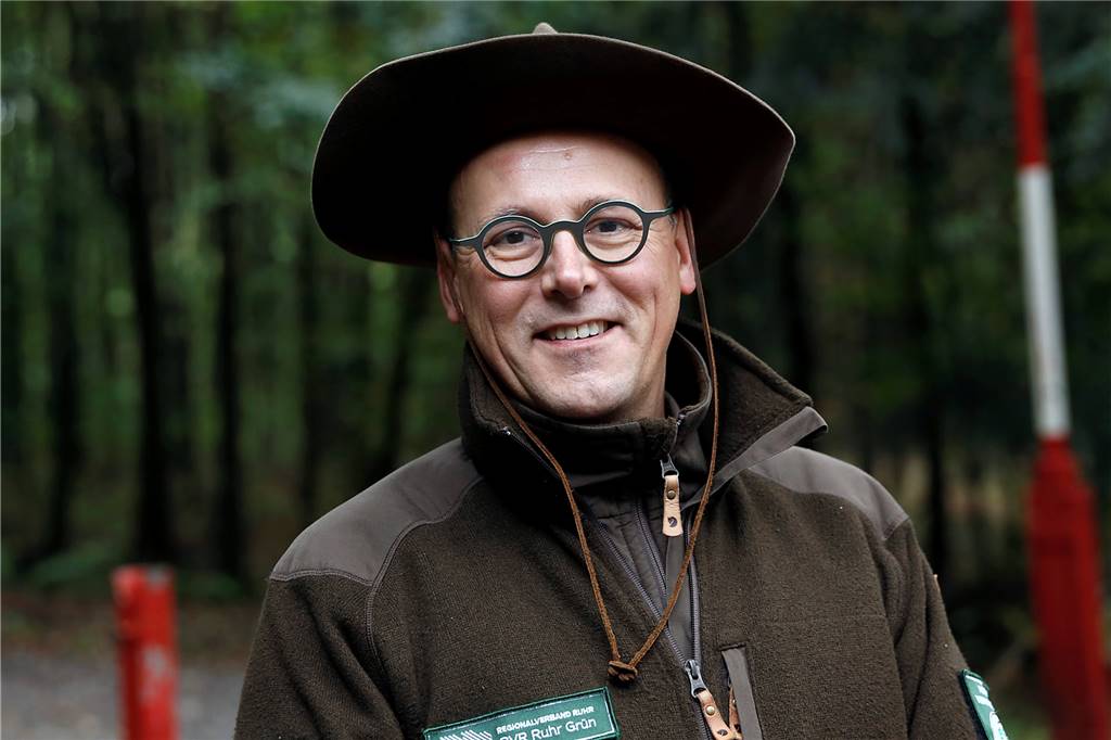 Wanderer finden fossile Schätze aus der Kreidezeit in der Haard Dirk Bruszies ist Ranger beim RVR Ruhr Grün.