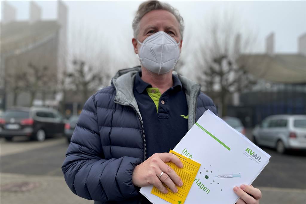 Corona-Impfzentrum Castrop-Rauxel: Kommen, impfen, fahren in 20 Minuten Dirk Egger (54) aus Frohlinde, frisch geboostert am ersten Tag der kommunalen Impfstelle am Europaplatz. Erstaunt zeigt er sich, wie schnell und nett das ging.
