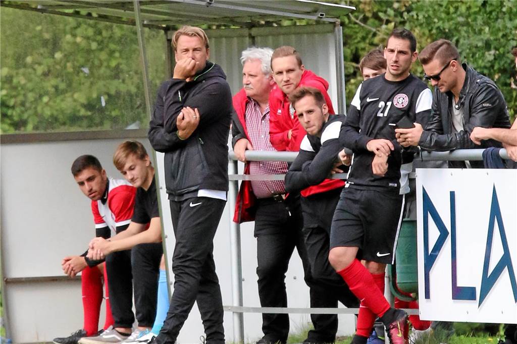 Westfalia Wickede erweitert das Trainerteam und holt sich einen Ex-Profi ins Boot Dirk Eitzert (Hand vor dem Mund) ist jetzt bei Wickede.