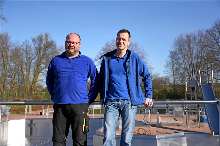 Selmer Freibad bereitet sich auf Sommersaison vor Dirk Gerstner (vl) und Markus Jungeilges im Selmer Freibad