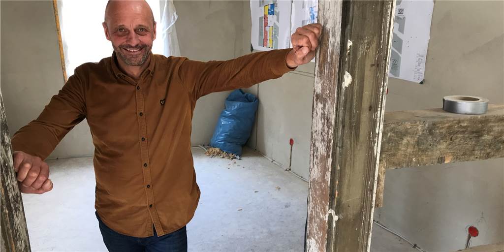 In denkmalgeschütztem Werner Altstadtbau entstehen vier moderne Wohnungen Hier soll bald eine Wohnung sein: Dirk Heitjohann hat das denkmalgeschützte Gebäude an der Bonenstraße gekauft und saniert es nun.