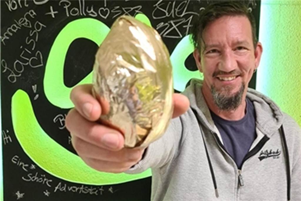 Dirk Hermann von der OJA präsentiert das Goldene Ei.