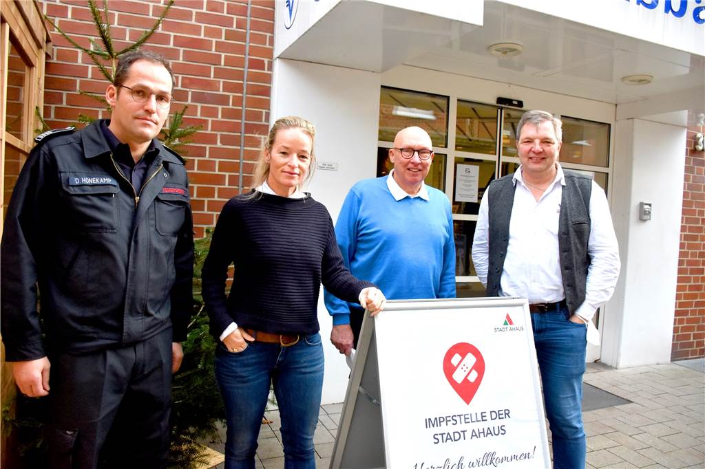 Impfstelle in Ahaus hat in fünf Tagen über 2000 Menschen geimpft Dirk Honekamp, Doris Zevenbergen, Dr. Dieter Hammwöhner und Michael Gerling (v.l.) vor der kommunalen Impfstelle in der Ahauser Innenstadt. Über 2000 Impftermine wurden dort seit Samstag (4. Dezember) schon abgearbeitet. Ohne digitale Technik eine unmögliche Aufgabe.