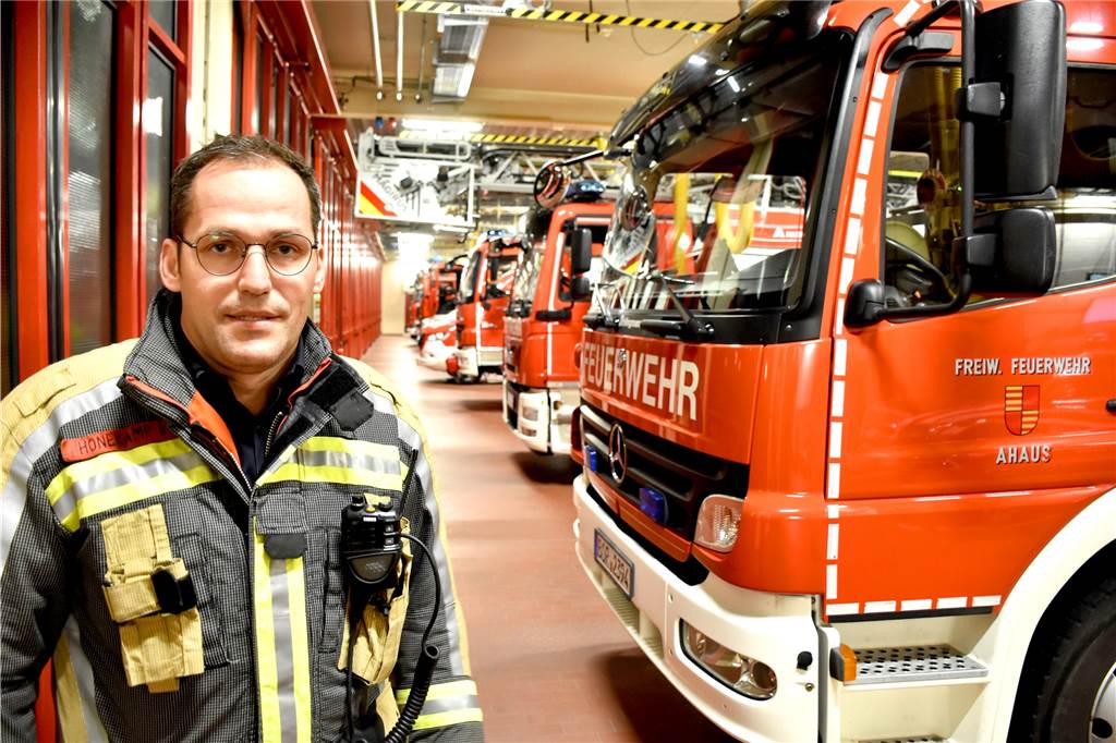 Dirk Honekamp (43) wird der neue Mann an der Spitze der Feuerwehr Ahaus Dirk Honekamp in der Fahrzeughalle der Feuer- und Rettungswache Ahaus am Adenauerring. Der geplante, millionenschwere Um- und Neubau in den kommenden Jahren wird sicherlich eines der größten Projekte in seiner Laufbahn.