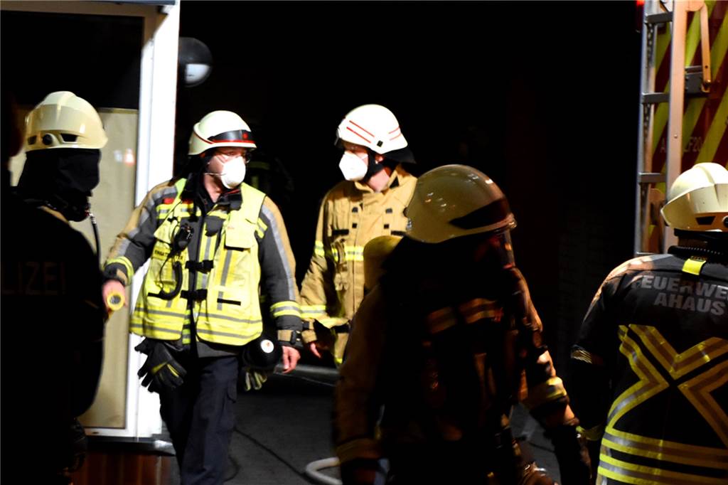 Dirk Honekamp (43) wird der neue Mann an der Spitze der Feuerwehr Ahaus Dirk Honekamp (l.) als Einsatzleiter beim Wohnhausbrand in der Ahauser Innenstadt im vergangenen Mai. Die enge Verzahnung von Haupt- und Ehrenamt ist ihm extrem wichtig. "Wir haben eine top motivierte Truppe", freut er sich.