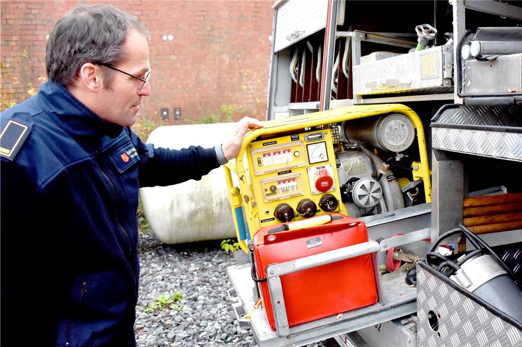 Drei neue Fahrzeuge für Feuerwehr in Ahaus, Wüllen und die Jugend Dirk Honekamp, Leiter der Feuer- und Rettungswache Ahaus, beim Blick auf alte Technik: Auch wenn dieser alte Stromerzeuger auf einem der Vorgängerfahrzeuge noch funktioniere, habe der nur noch Museums- oder Sammlerwert. Das ehemalige Fahrzeug der Jugendfeuerwehr ist längst ausgemustert: Unter anderem, weil es keine Sicherheitsgurte hat.