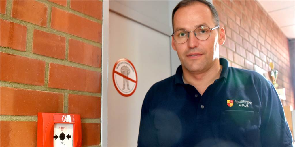 Unbekannte halten Feuerwehr in Ahaus mit falschem Alarm auf Trab Dirk Honekamp, Leiter der Feuer- und Rettungswache Ahaus, kann über mutwillig ausgelöste Fehlalarme nicht lachen. Aktuell häufen sich die Fälle in den Tiefgaragen an Bahnhof- und Königstraße. Die Polizei ermittelt.