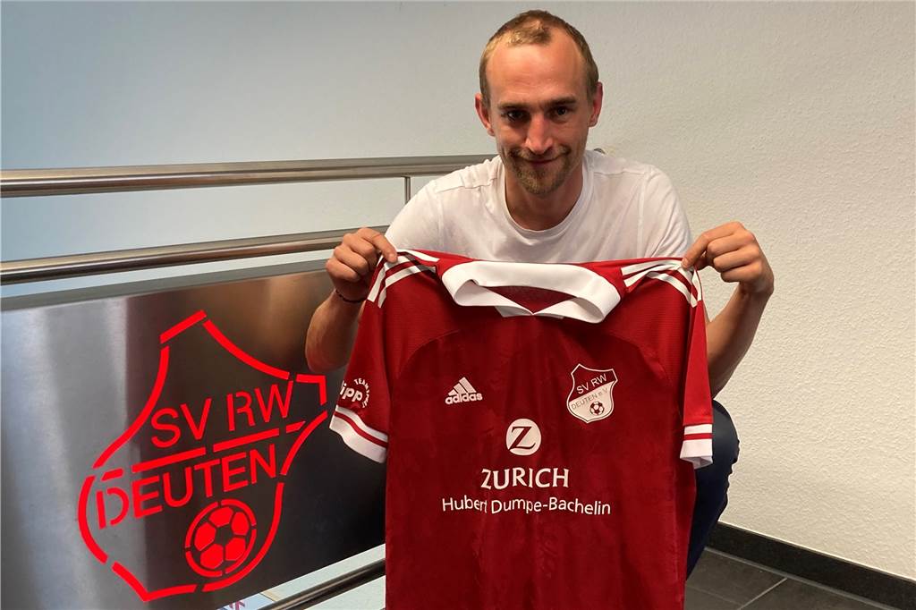Dirk Jasmund mit dem Trikot des SV Rot-Weiß Deuten
