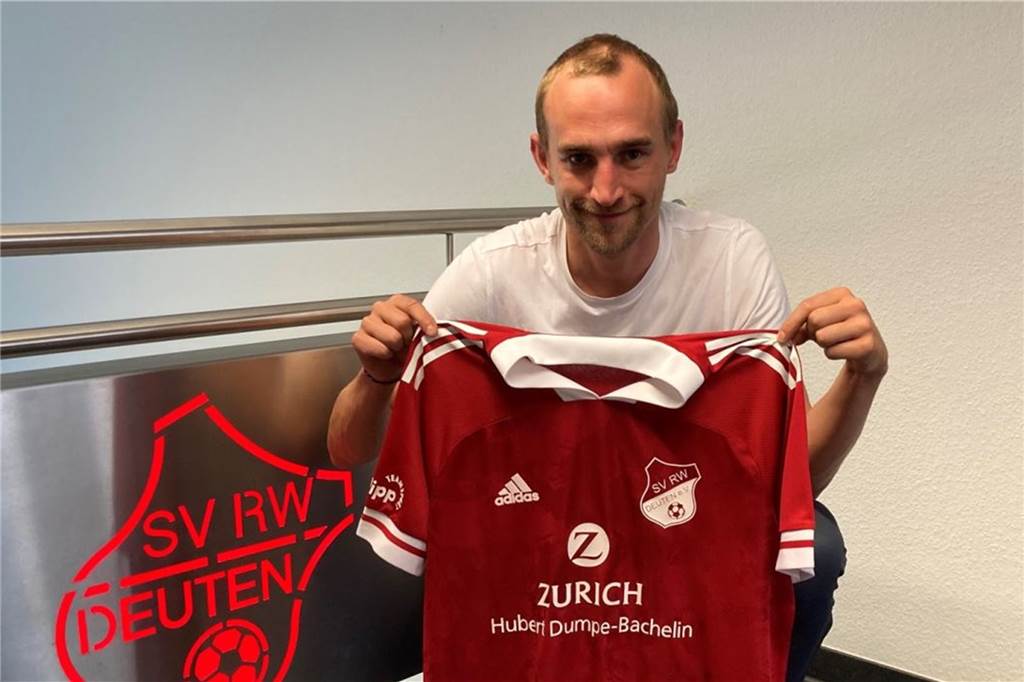 Wer kommt? Wer geht? Alle Wechsel in Dorsten, Schermbeck, Raesfeld und Kirchhellen Dirk Jasmund präsentiert das Trikot des SV RW Deuten