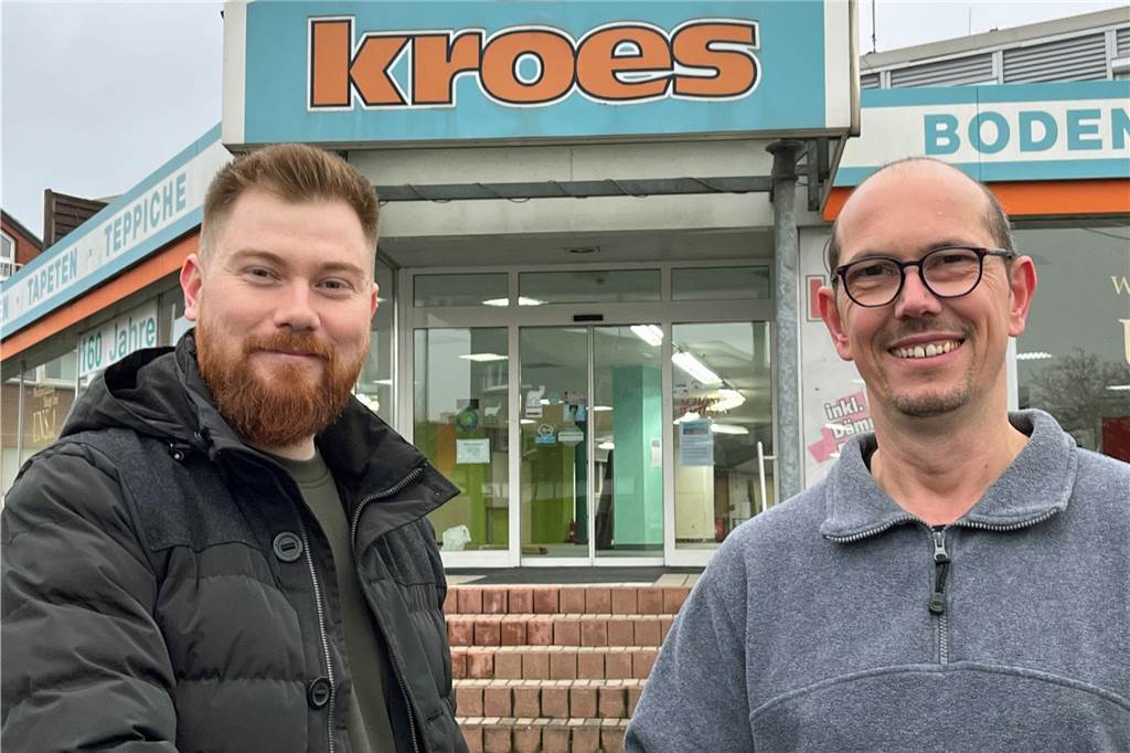 Immer mehr Geschäfte schließen: Traurige Bilanz des vergangenen Jahres Dirk Kemmler (r.) von Tapeten Kroes und Yasin Metan