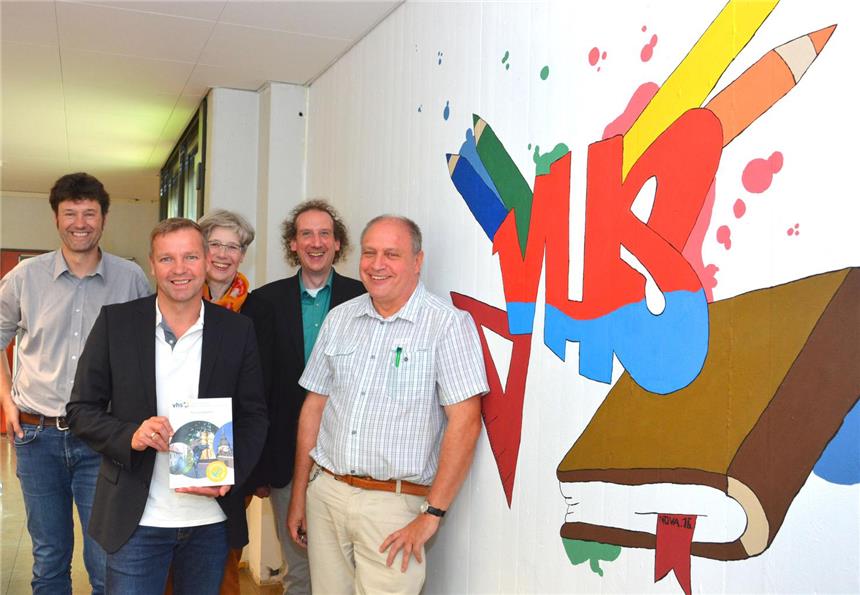 VHS-Standort Schermbeck wird gestärkt Dirk Langer, Mike Rexforth, Claudia Böckmann, Andreas Brinkmann und Heiko Kirchesch (v.l.) stellten das neue VHS-Programm für das zweite Halbjahr vor.