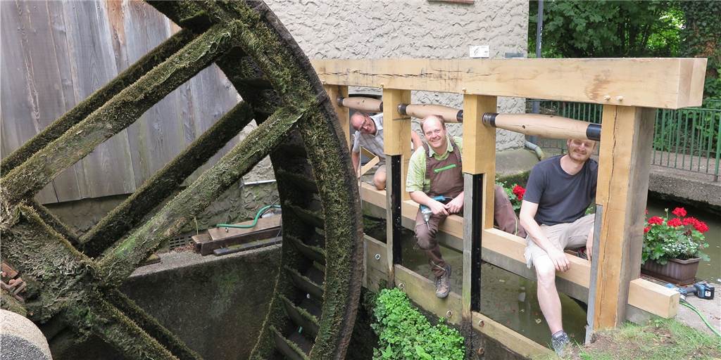 Dirk Moschüring erneuert wichtige Konstruktion an Dorfmühle Dirk Moschüring, Timo Eichelberg und Mario Terhart sitzen an der Schüttenkonstruktion neben dem Mühlrad der Gahlener Dorfmühle.