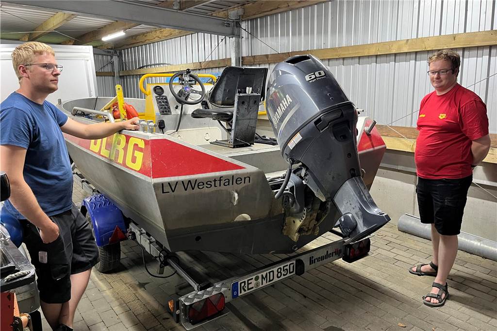 Diebstahl an DLRG-Booten hat Folgen für Regatten und Rettungseinsätze Dirk Niemann und Benedikt Wintz zeigen das Rettungsboot Marleen: Auch hier wurden Getriebe und Antriebswelle gestohlen.