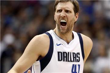 Dirk Nowitzki geht bei den Dallas Mavericks in seine 21. NBA-Saison. Foto: Tony Gutierrez/AP