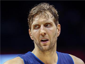 Dirk Nowitzki hat mit leichtem Training wieder begonnen. Foto: Erik S. Lesser