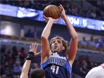 Dirk Nowitzki kam gegen die Bulls auf zehn Punkte. Foto: Charles Rex Arbogast