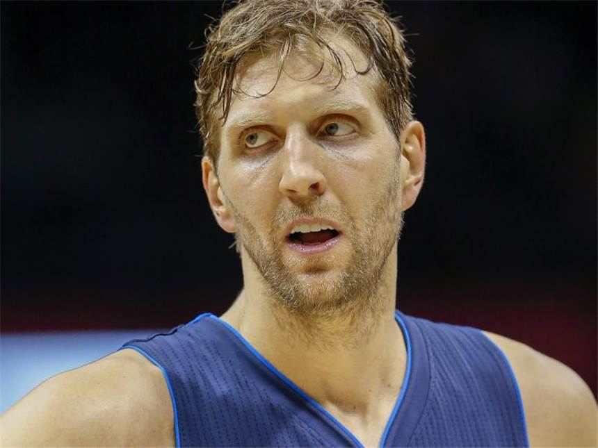 Talfahrt der Mavericks in der NBA geht weiter Dirk Nowitzki kassierte mit den Dallas Mavericks die fünfte Pleite in Folge. Foto: Erik S. Lesser
