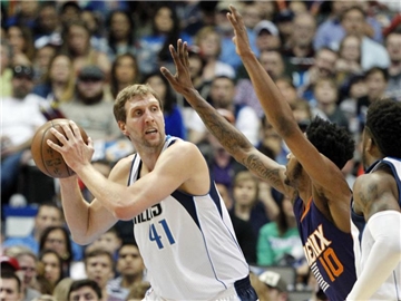 Dirk Nowitzki konnte die Dallas Mavericks nicht zum Sieg gegen die Phoenix Suns führen. Foto: Michael Ainsworth