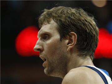 Dirk Nowitzki konnte seinem Team verletzungsbedingt erneut nicht helfen. Foto: Larry W. Smith