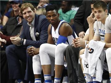 Dirk Nowitzki (l) hat weiter Probleme an der Achillessehne. Foto: Larry W. Smith