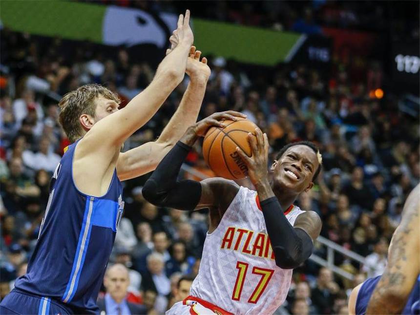 Basketball-Star Schröder verlängert NBA-Vertrag bei Atlanta Dirk Nowitzki (l) hofft auf eine Leistungssteigerung von Hawks-Spielmacher Dennis Schröder. Foto: Erik S. Lesser