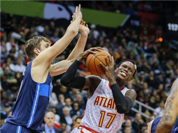 Dirk Nowitzki (l) hofft auf eine Leistungssteigerung von Hawks-Spielmacher Dennis Schröder. Foto: Erik S. Lesser
