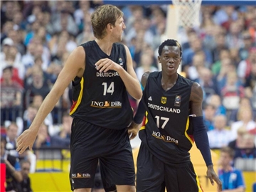 Dirk Nowitzki (l, mit Dennis Schröder) will seinen bis 2018 laufenden Vertrag bei den Mavs erfüllen. Foto: Lukas Schulze