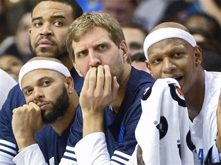 Mavs siegen ohne Nowitzki - Pleite für Hawks und Schröder Dirk Nowitzki (M) wurde gegen die Phoenix Suns geschont. Foto: Larry W. Smith