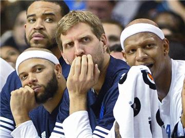 Dirk Nowitzki (M) wurde gegen die Phoenix Suns geschont. Foto: Larry W. Smith