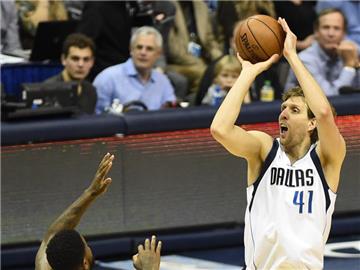 Dirk Nowitzki musste wegen Knieproblemen aussetzen. Foto: Larry W. Smith