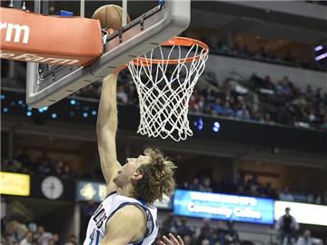 Dirk Nowitzki punktet erneut für die Dallas Mavericks. Foto: Larry W. Smith