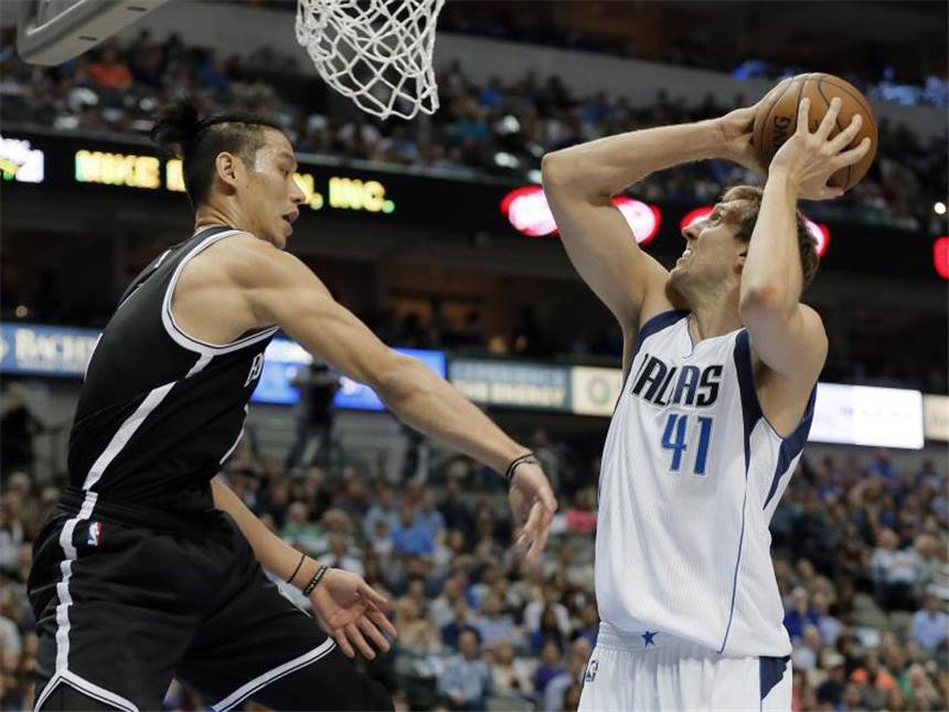 Dallas Mavericks und Nowitzki weiter im Höhenflug Dirk Nowitzki (r) kommt gegen den blockenden Jeremy Lin von den den Brooklyn Nets zum Wurf. Foto: Tony Gutierrez