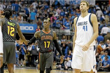 Dirk Nowitzki (r.) und die Dallas Mavericks unterlagen den Atlanta Hawks um Dennis Schröder (M.) im ersten Saisonspiel.