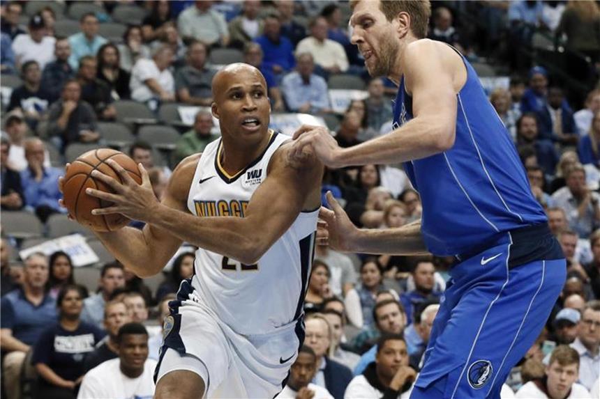 NBA: Nowitzki gewinnt erneut mit Dallas - Schröder verliert Dirk Nowitzki (r) verteidigt Richard Jefferson. Foto: Tony Gutierrez