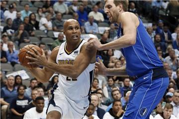 Dirk Nowitzki (r) verteidigt Richard Jefferson. Foto: Tony Gutierrez