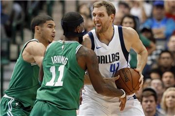 Dirk Nowitzki (r) von den Mavericks in Aktion gegen die Celtics-Spieler Jayson Tatum (l) und Kyrie Irving. Foto: Tony Gutierrez