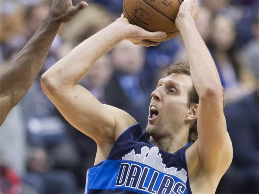Nowitzki vor Playoffs: «nicht als Favorit in die Serie» Dirk Nowitzki sieht die Dallas Mavericks in den Playoffs nicht favorisiert. Foto: Miachael Reynolds