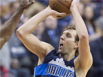 Dirk Nowitzki sieht die Dallas Mavericks in den Playoffs nicht favorisiert. Foto: Miachael Reynolds