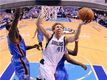 Dirk Nowitzki spielt mit den Dallas Mavericks in den NBA-Playoffs. Foto: Larry W. Smith