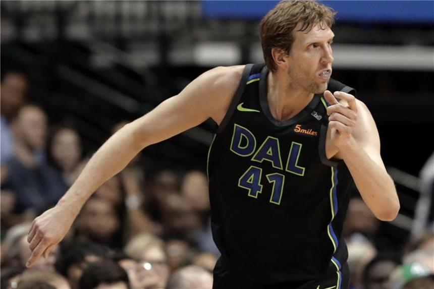 Medien: Dallas zieht Vertragsoption bei Nowitzki nicht Dirk Nowitzki spielt seit 20 Jahren für die Dallas Mavericks in der NBA. Foto: Tony Gutierrez/AP